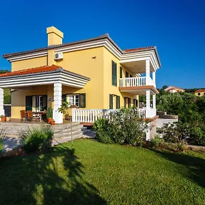 https://villa-mirela.primorje-gorskikotar.com